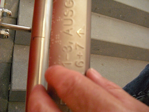 Geländerbeschriftung am Heilbronner Bahnhof