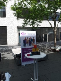 Stand mit Rollup und mit getapelten Blechbüchsen