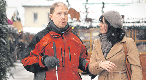 Wolfgang Müssig ist seit fast zehn Jahren blind. Zusammen mit LKZ-Redakteurin Janine Damm ist er über den Weihnachtsmarkt gebummelt. (Foto: Ramona Theiss)