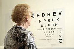 Das Foto zeigt eine Seniorin beim Sehtest.